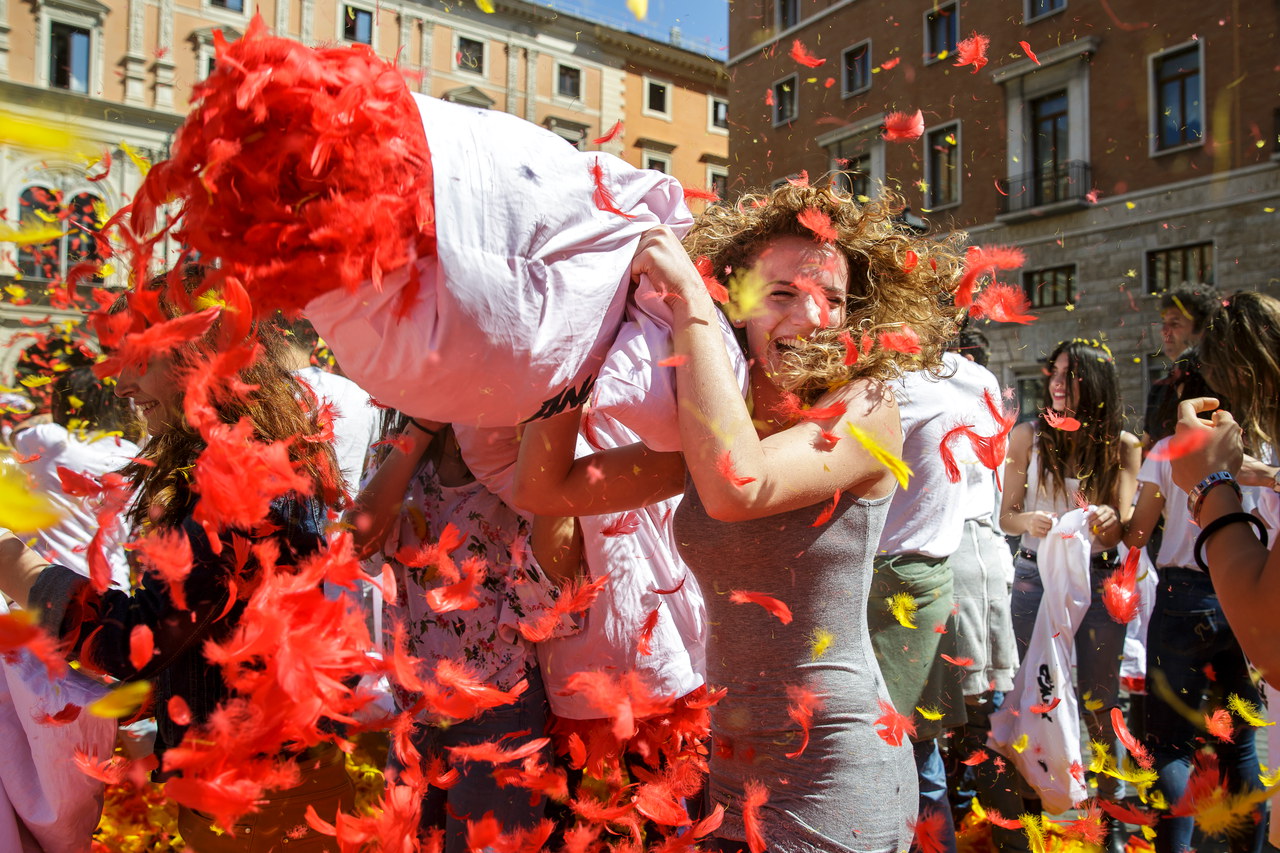 Roma: flash mob a suon di cuscinate per Angry Birds – Il Film