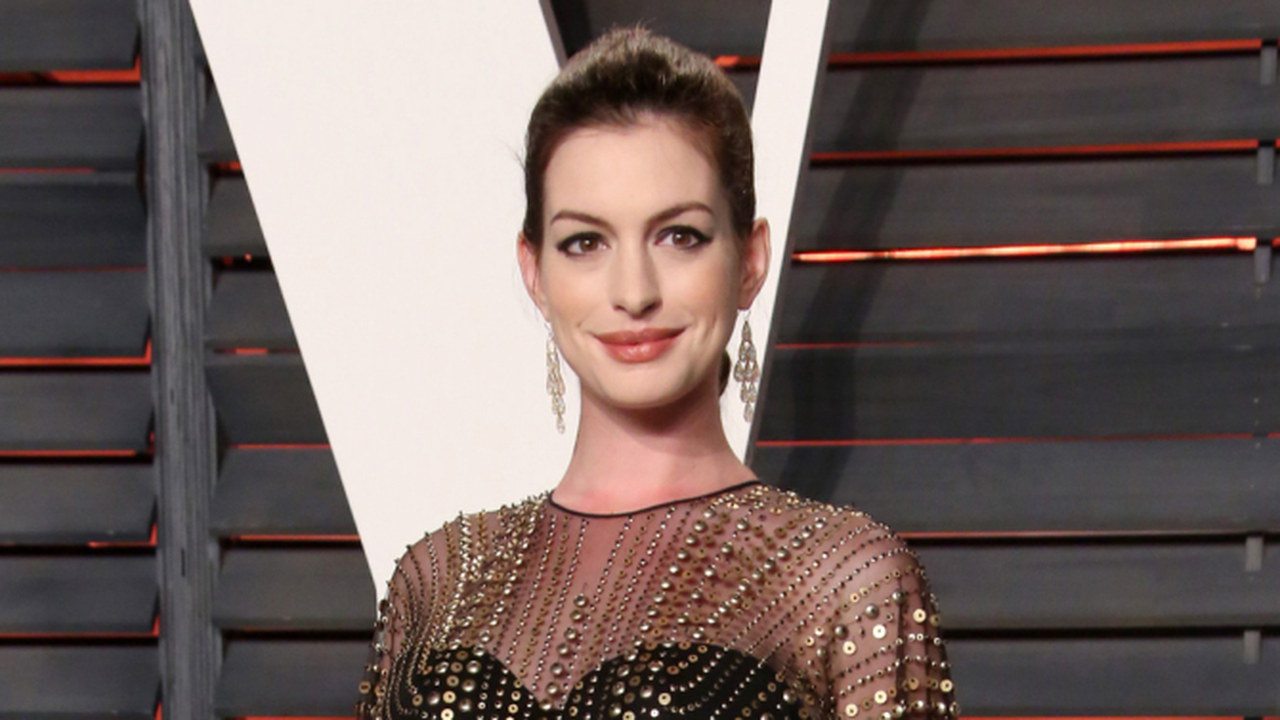 Anne Hathaway produttrice e attrice nel film Grounded