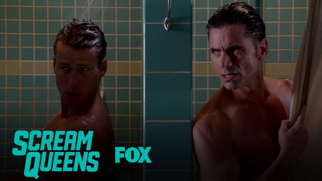 John Stamos e Glen Powell nudi nel secondo episodio di Scream Queens