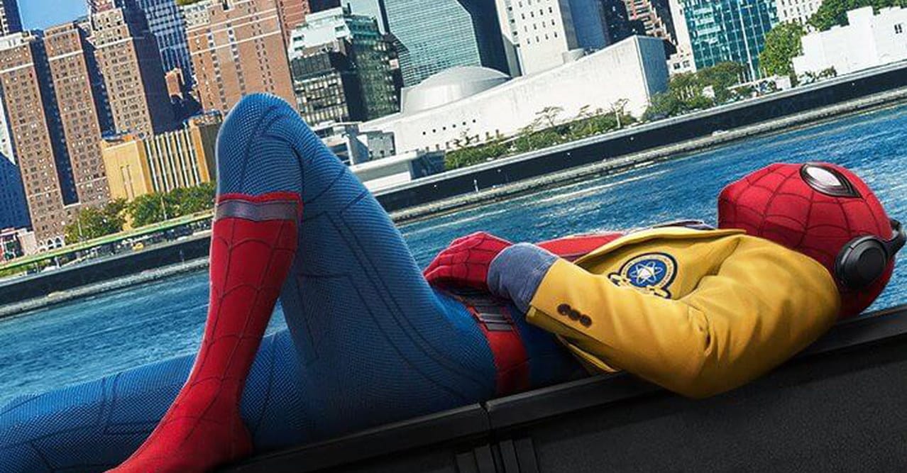 Deadpool lancia Spider-Man in piscina in un poster creato dai fan della Marvel