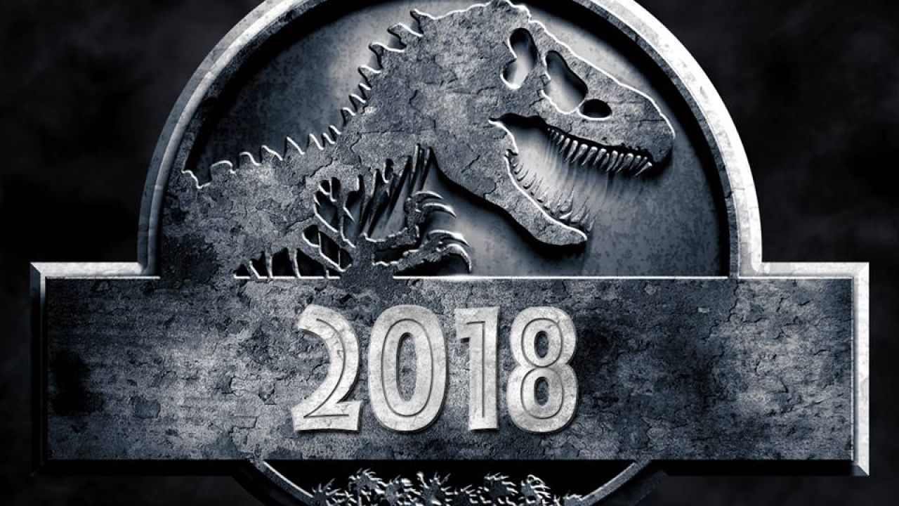 Colin Trevorrow mostra delle uova di dinosauro in una foto da Jurassic World 2