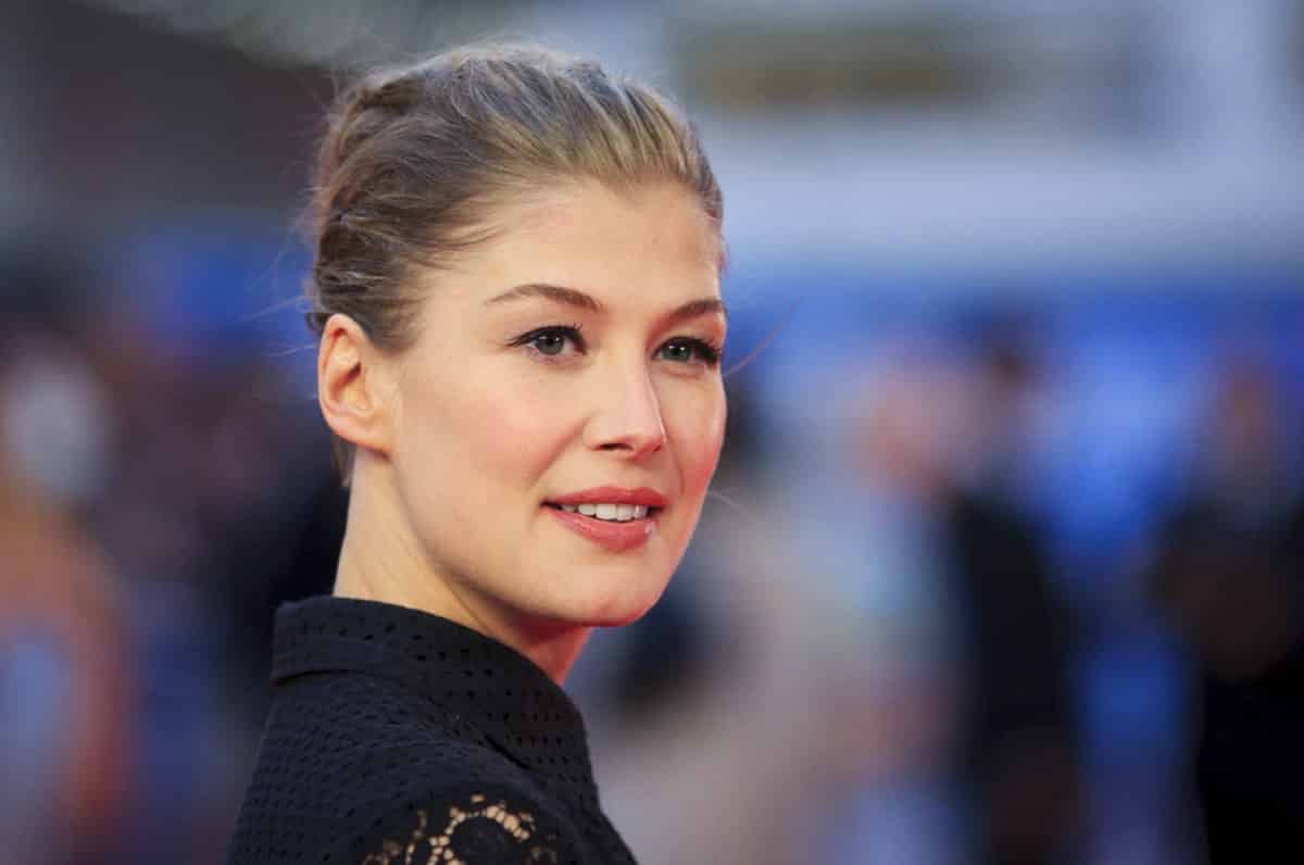 Radioactive: Rosamund Pike sarà Marie Curie nel film di Marjane Satrapi