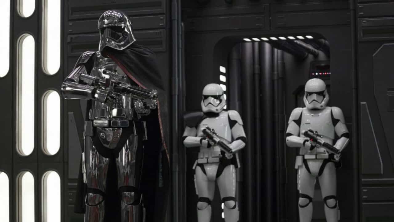 Star Wars: Gli Ultimi Jedi – Hux e Phasma impeccabili nelle nuove foto del film