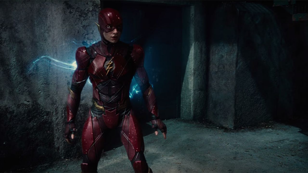 Justice League: il costume di The Flash in una clip dal Blu-ray