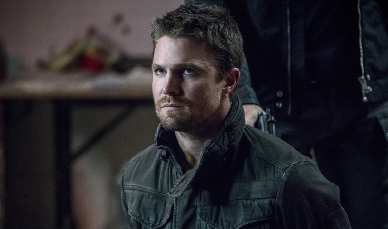 Arrow 6: Oliver Queen in prigione nella nuova featurette di “Thanksgiving”