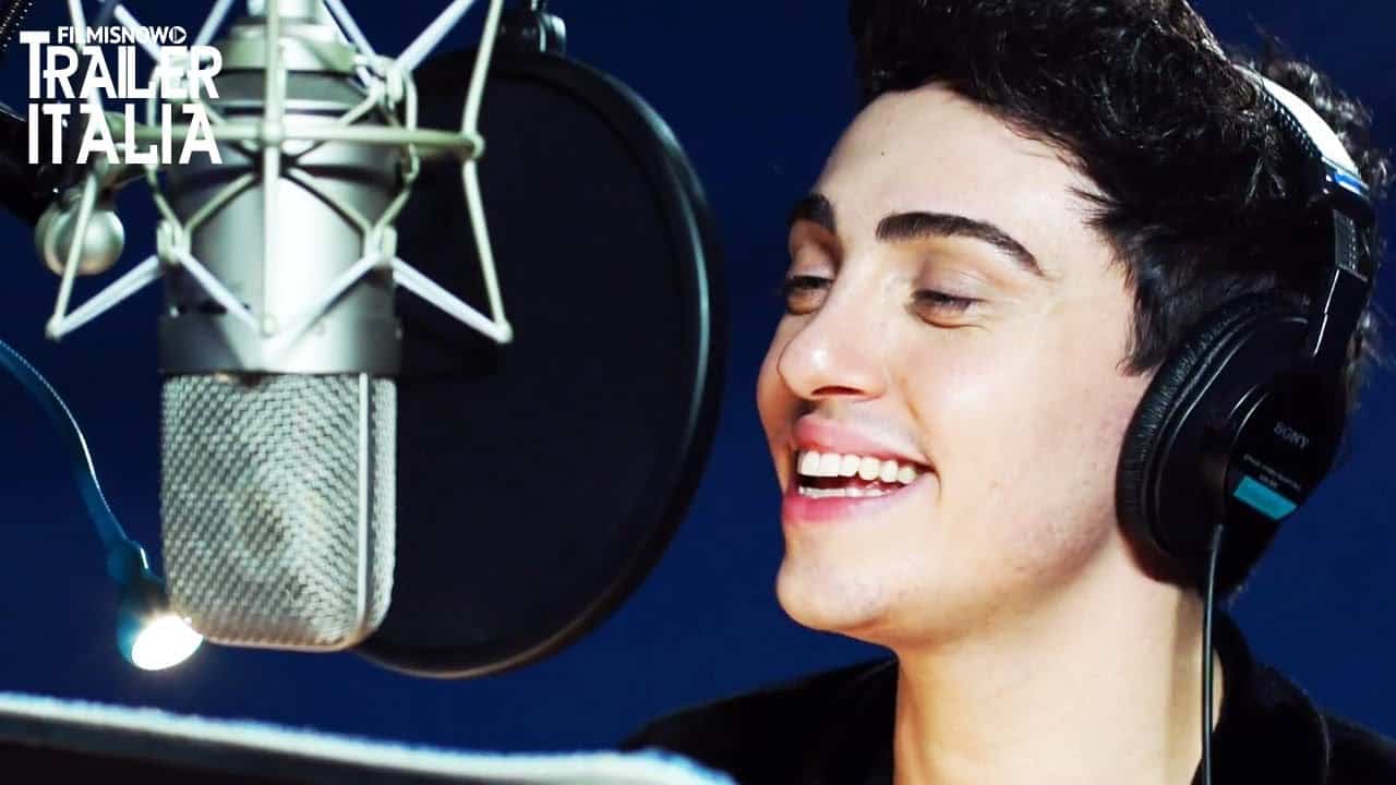 Michele Bravi canta il brano Ricordami nella featurette di Coco