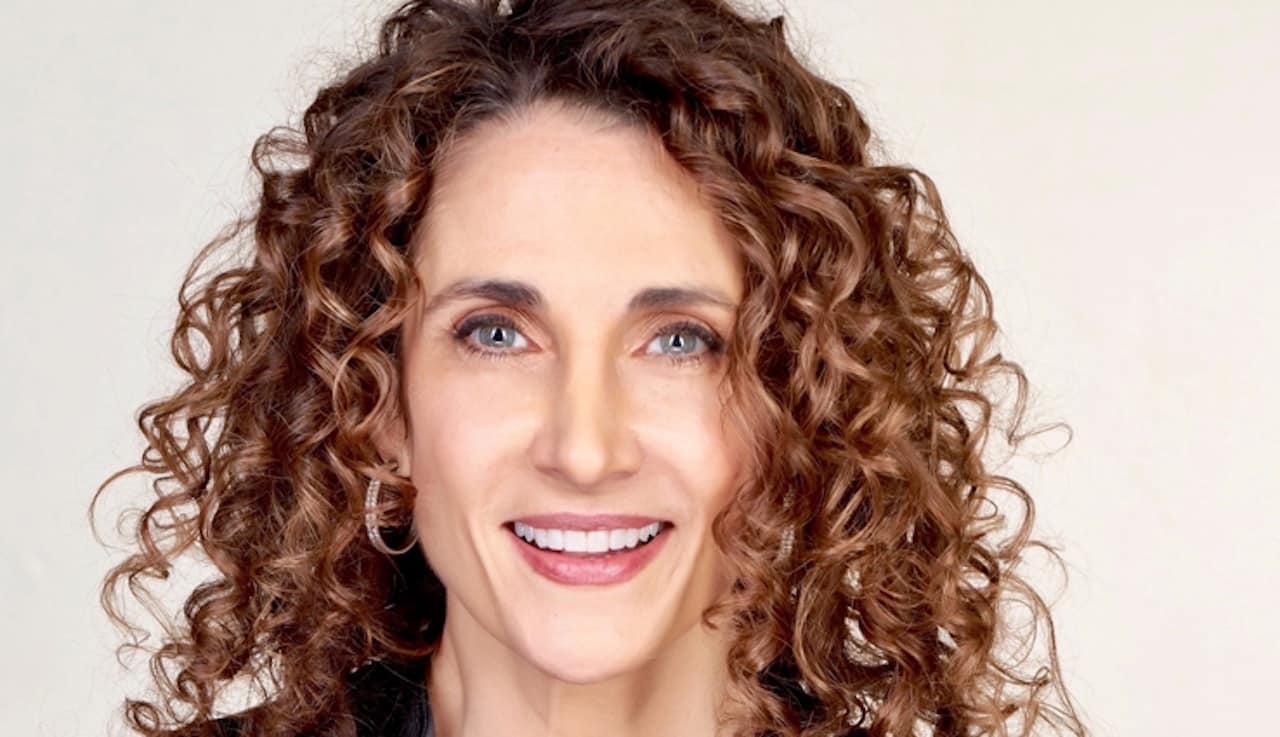 Melina Kanakaredes produce il film sulla vita di Elisabeth Kübler-Ross