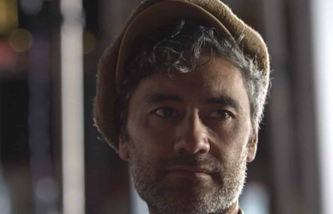 Jojo Rabbit: Taika Waititi insulta Hitler nella prima foto dal set del film