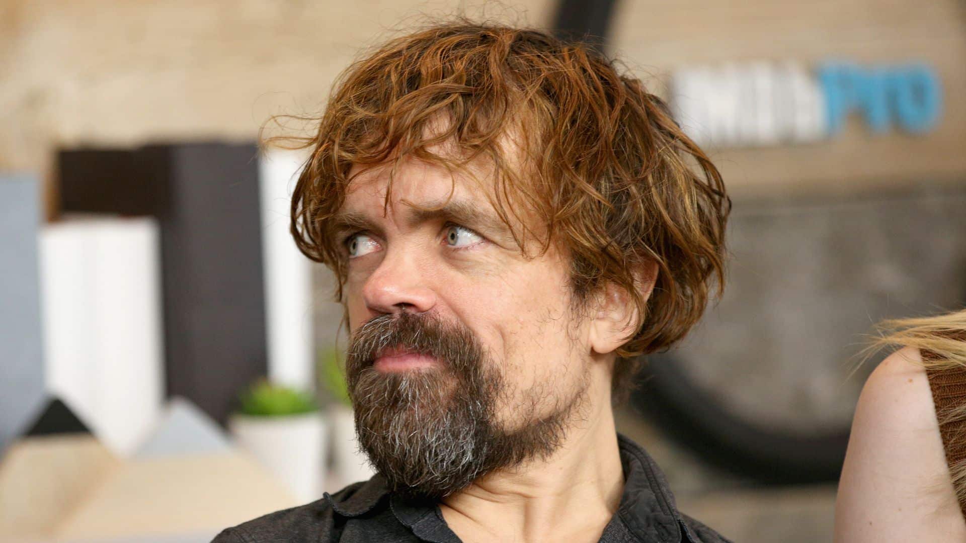 My Dinner with Hervé: Peter Dinklage si difende dalle critiche di whitewashing