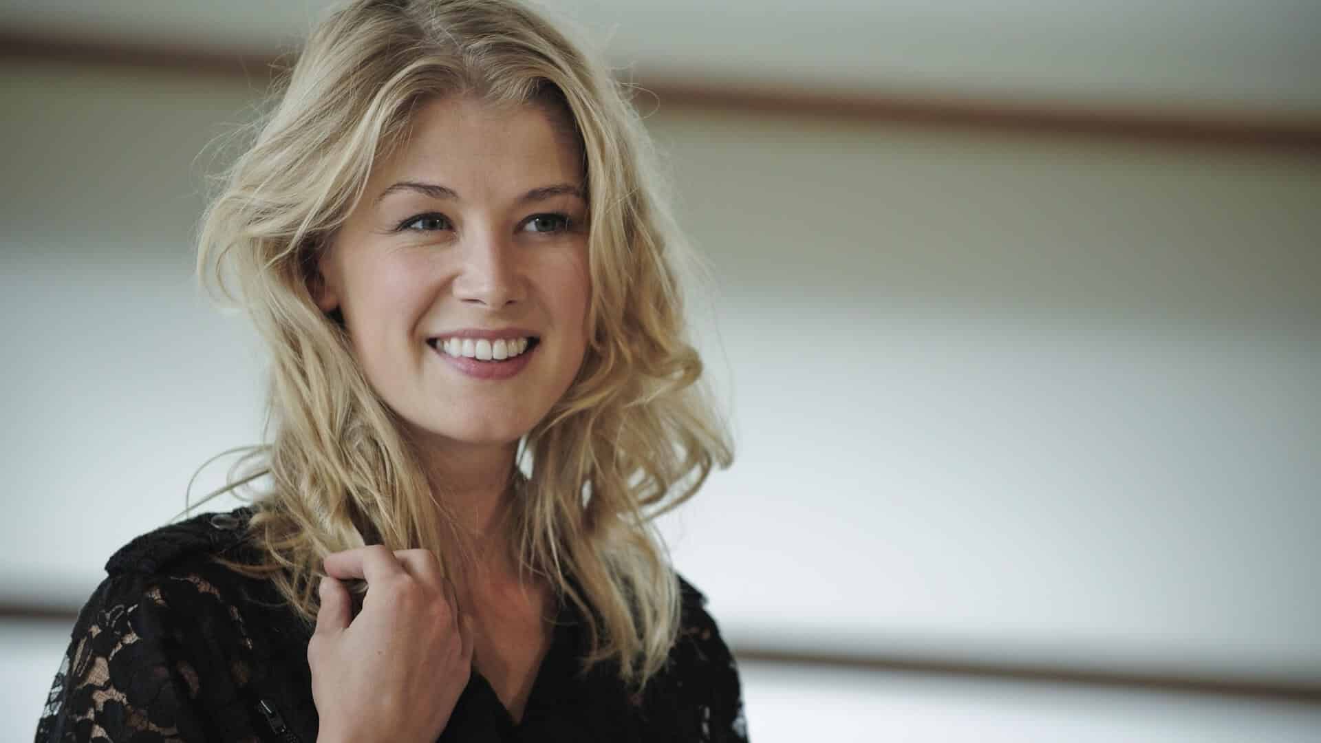 The Banker’s Wife: Rosamund Pike protagonista della serie TV