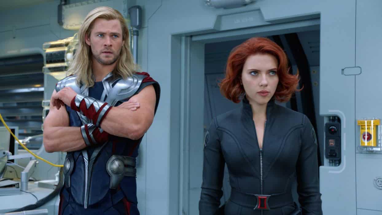 Scarlett Johansson e Chris Hemsworth si sfidano a una gara di insulti [VIDEO]