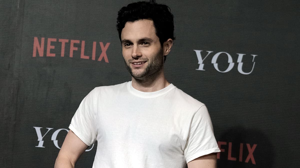 Avete visto la moglie di Penn Badgley? È una musicista, ha due sorelle attrici e ha vissuto la più dolorosa delle esperienze per una donna