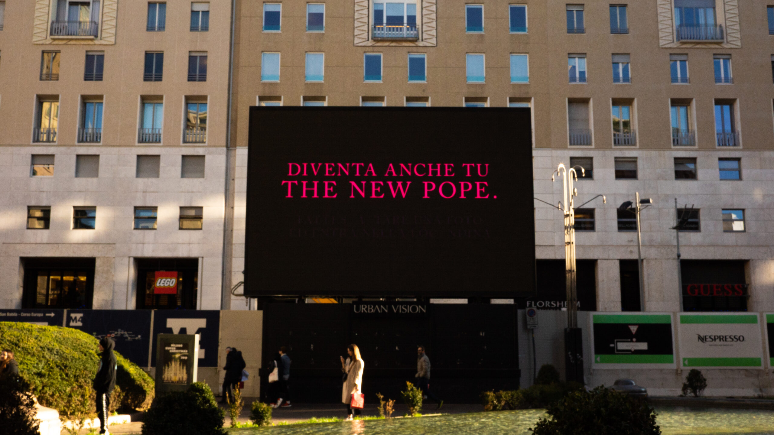 Diventa anche tu New Pope: a Milano la activation in Piazza San Babila