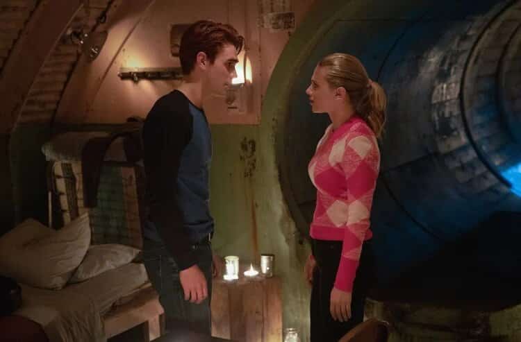 KJ Apa e Lili Reinhart, The CW, cinematographe.it