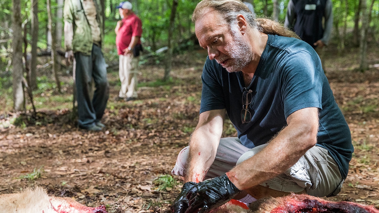 The Walking Dead: Greg Nicotero decora il cancello di casa con delle teste mozzate