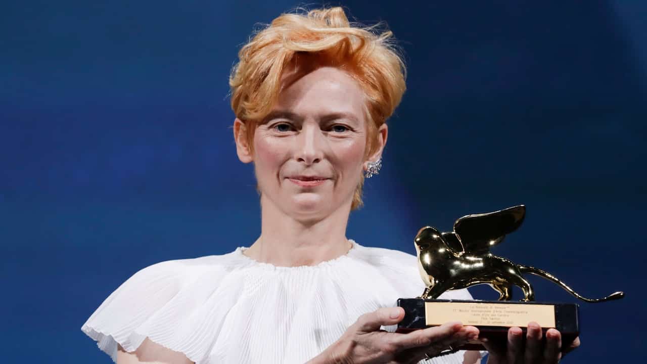 Tilda Swinton riceve  il Leone d’Oro ed esclama: “Wakanda Forever”