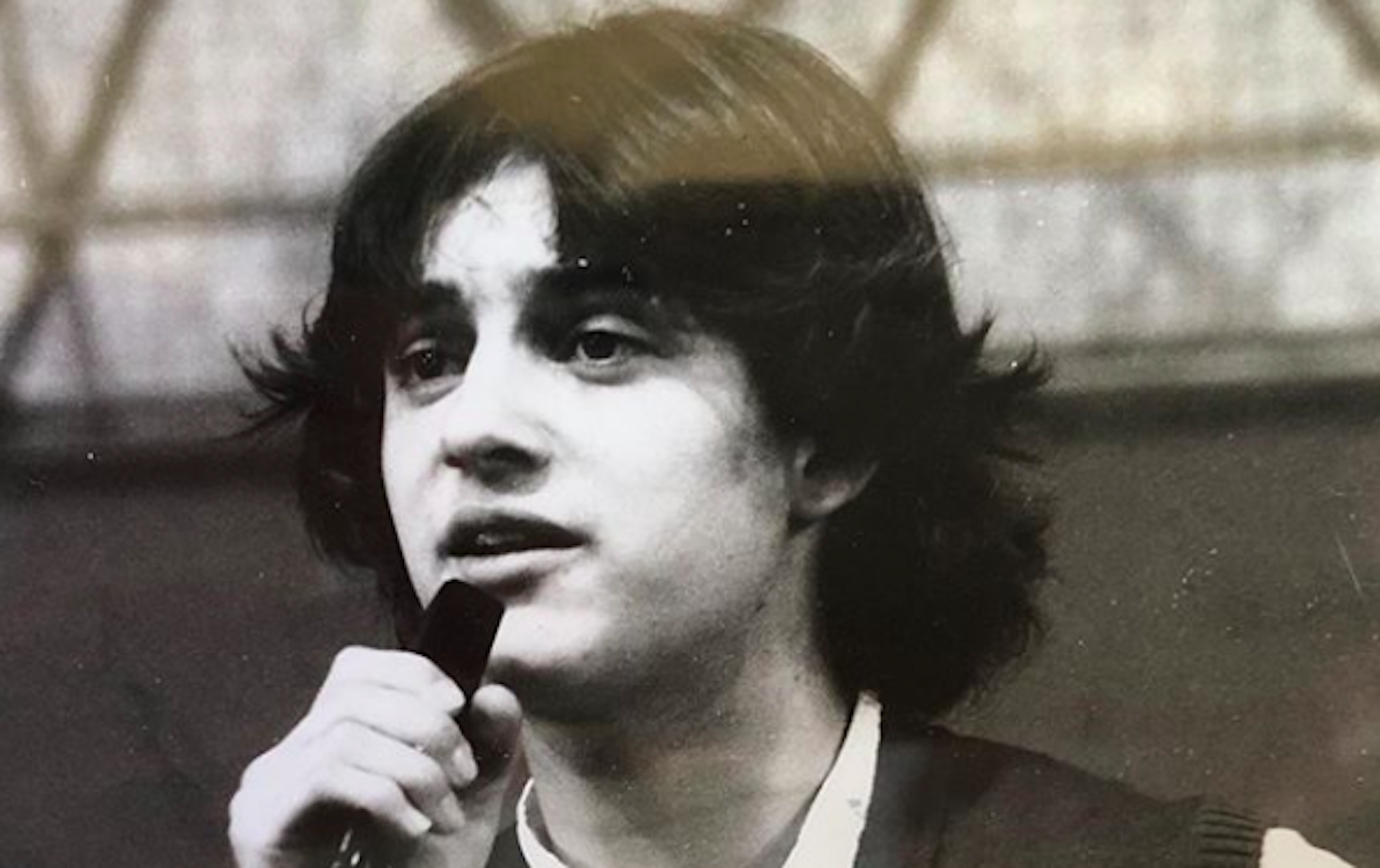 Avete riconosciuto questo ragazzo? È uno degli attori e registi più brillanti della commedia italiana e nella foto aveva solo 17 anni!