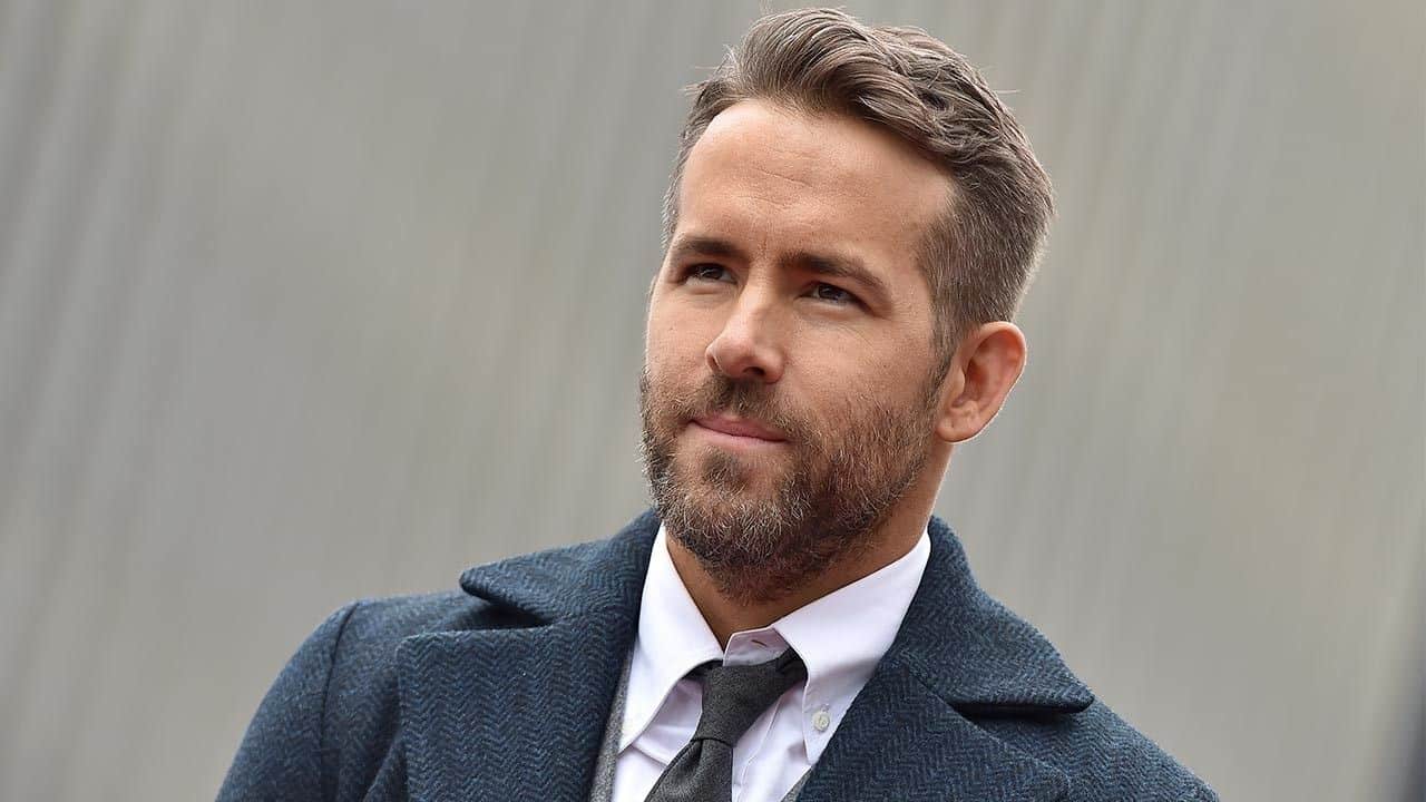 Red Notice, Ryan Reynolds elogia la troupe: “Non tutti gli eroi indossano mantelli”