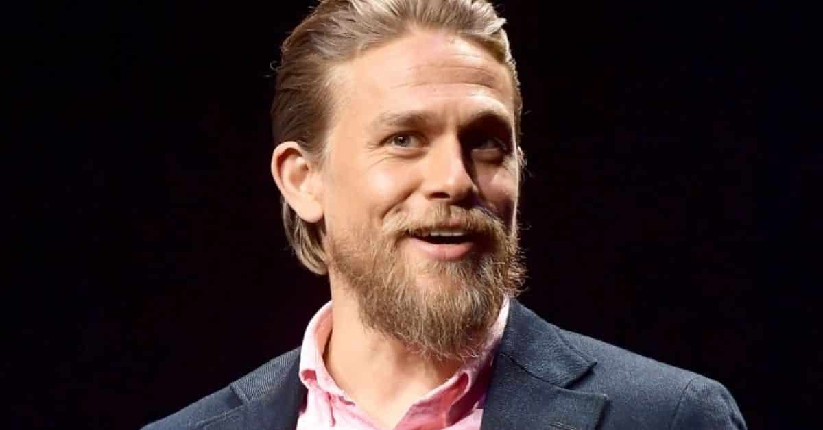 Avete mai visto la fidanzata di Charlie Hunnam? Crede nella reincarnazione e vorrebbe sposarsi molto presto