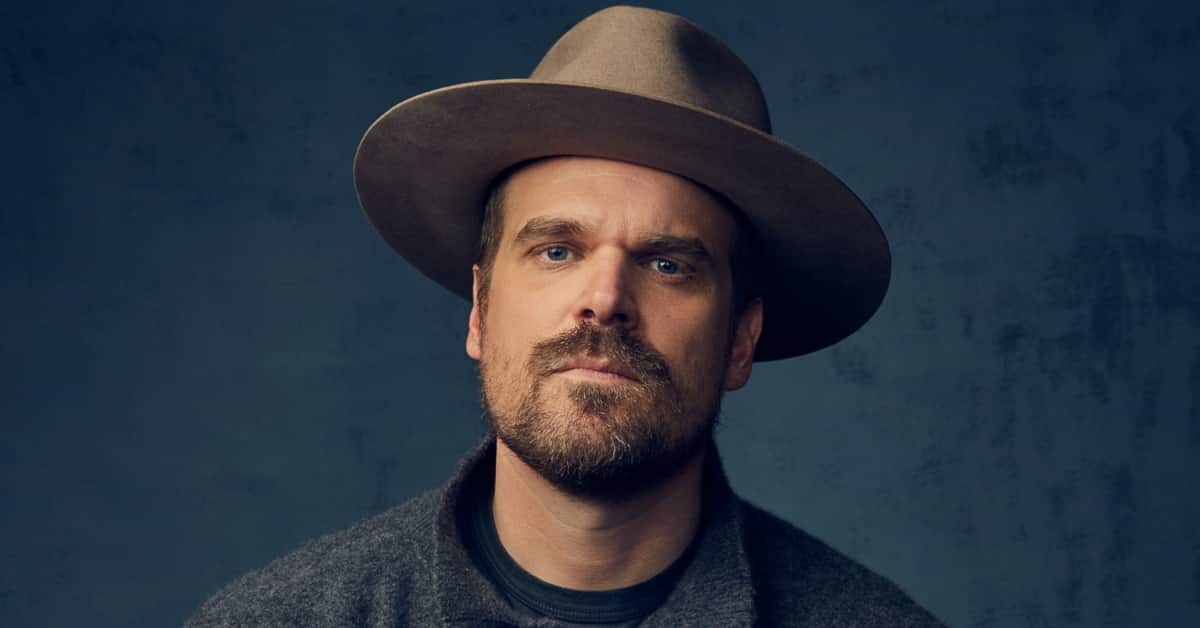 Avete mai visto la casa di David Harbour? Quel dettaglio fa proprio al caso dell’Hopper di Stranger Things!