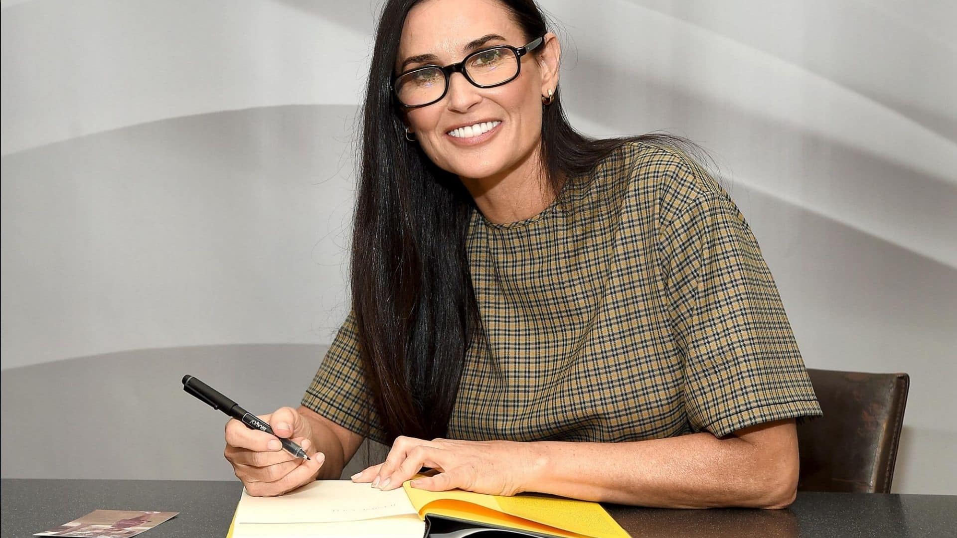 Demi Moore in costume con le figlie rivela tutto il suo intramontabile sex appeal [FOTO]