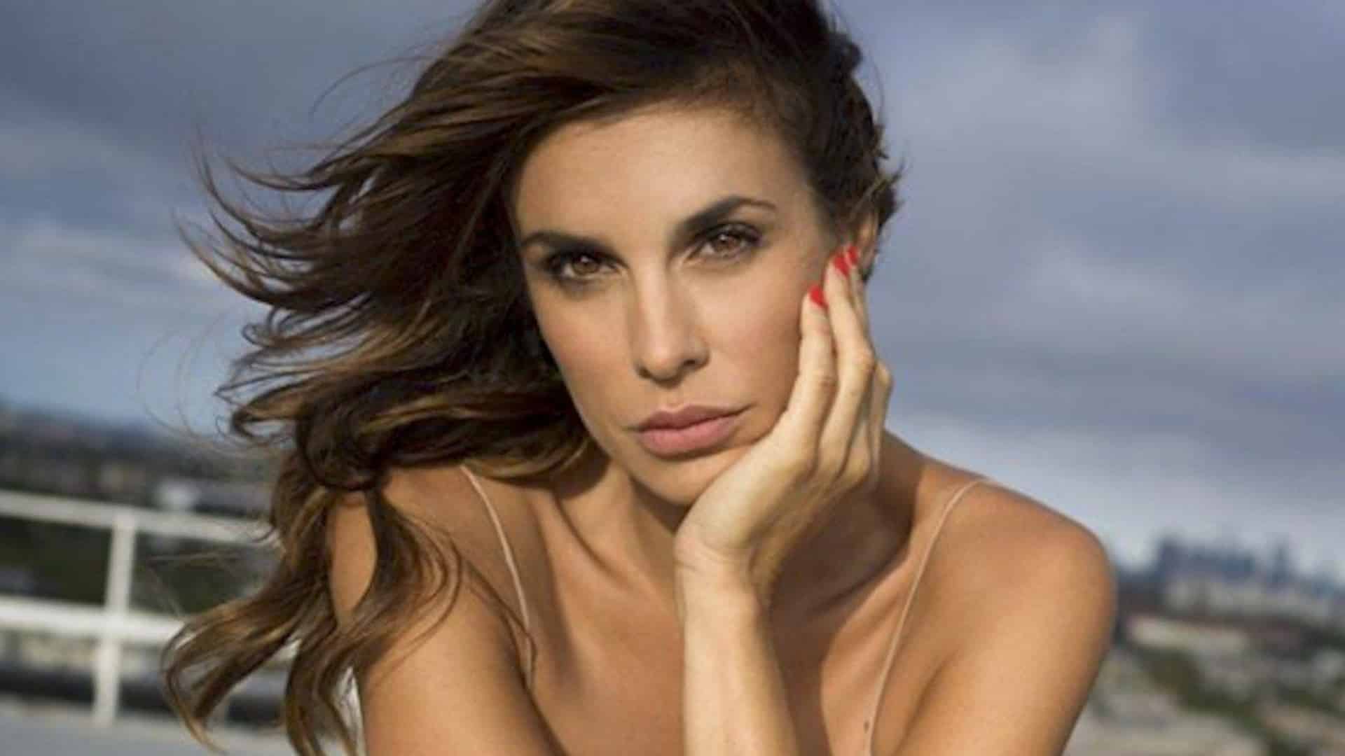 Elisabetta Canalis nuda su un tetto: i fan increduli per il topless super sexy! [FOTO]