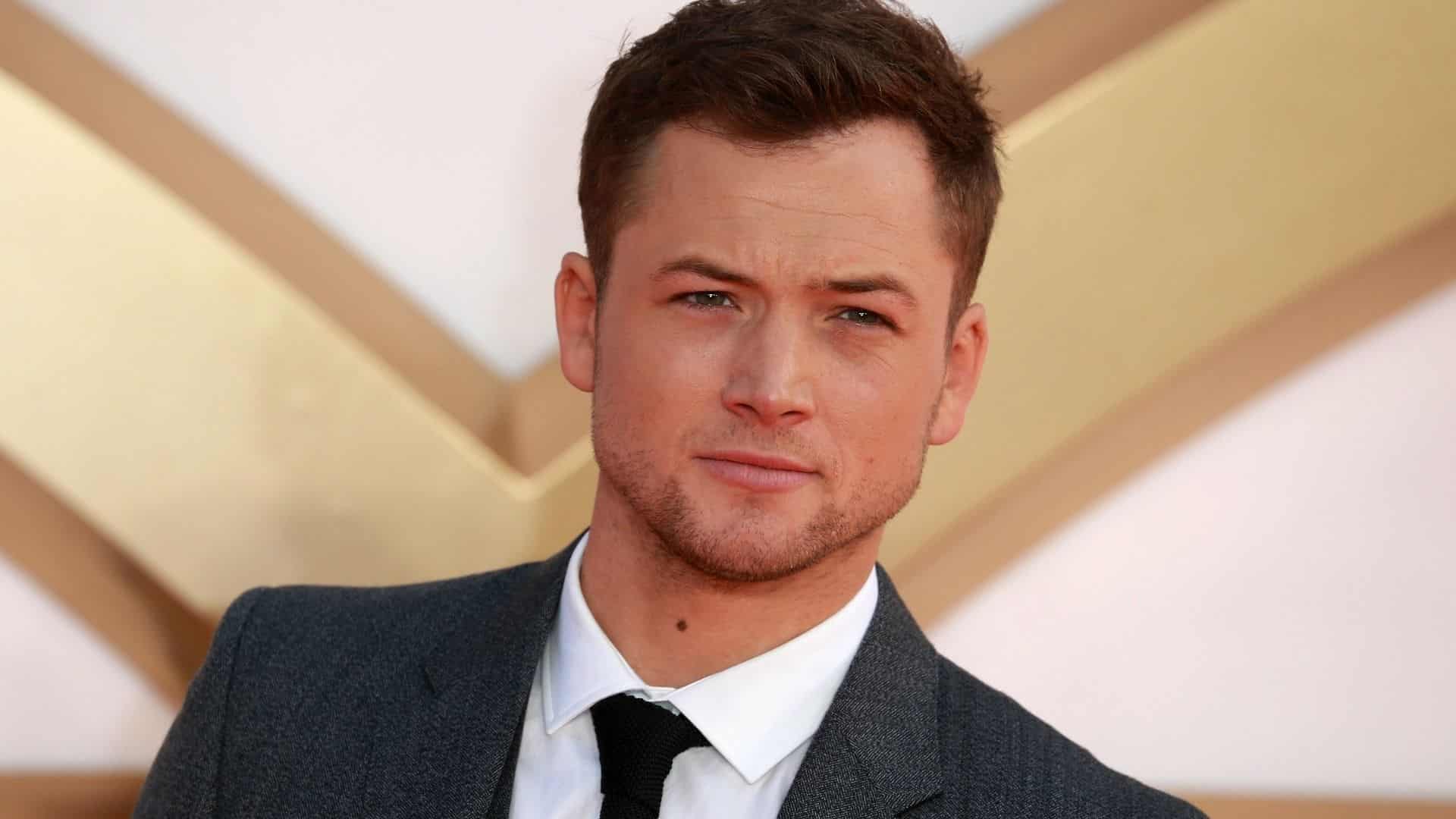 Avete visto la fidanzata di Taron Egerton? È un’assistente regista, si sono lasciati per un breve periodo e hanno vissuto insieme “un’esperienza magica”