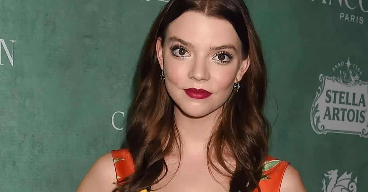 Avete visto l’ex fidanzato di Anya Taylor-Joy? È laureato in psicologia, come lei è sia attore che modello e la differenza di età tra di loro era notevole