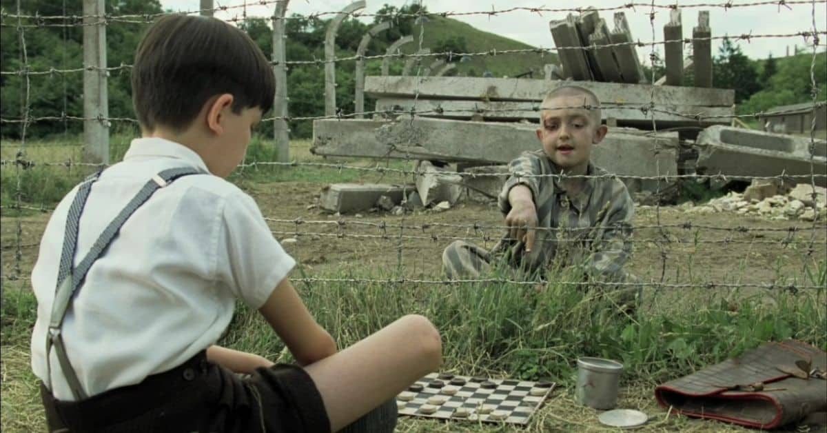 Film Stasera in TV – Ammore e malavita e Il bambino con il pigiama a righe. Tutta la programmazione di oggi, gli orari, i trailer e dove vederli!