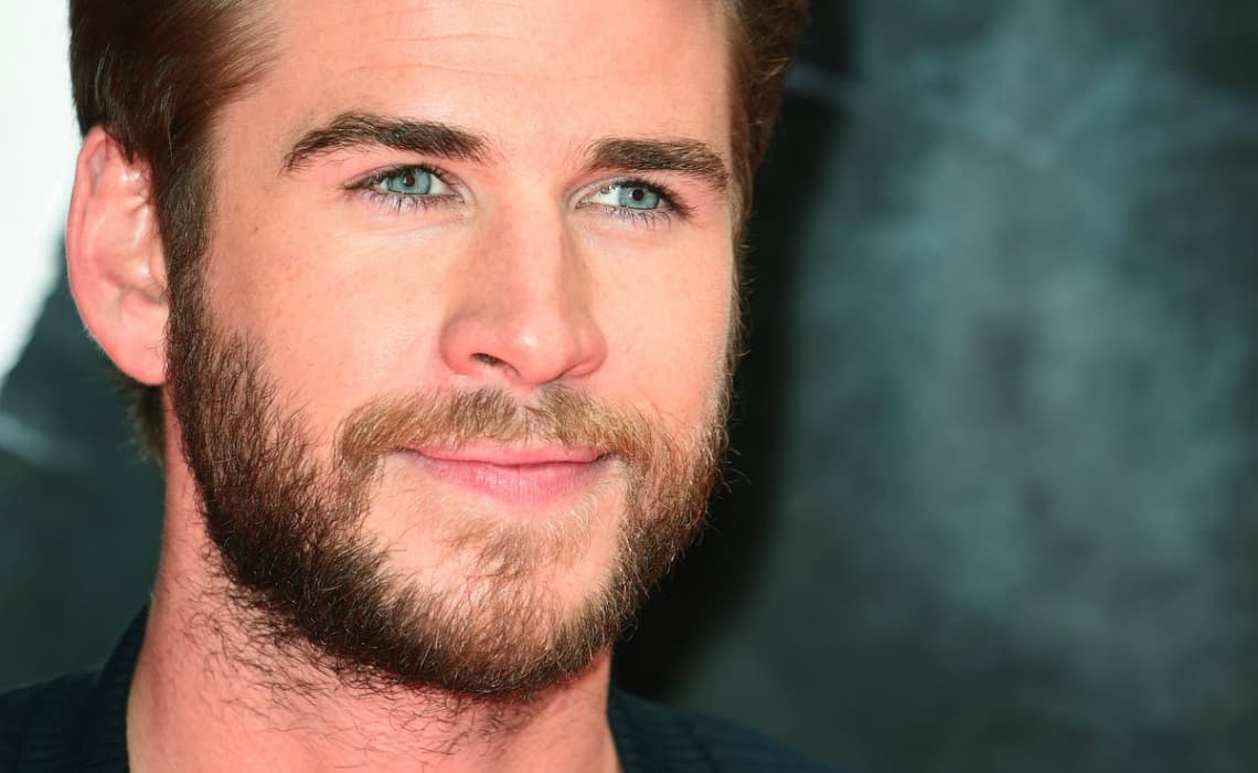 Avete visto la nuova fidanzata di Liam Hemsworth? Fa la modella, è molto più giovane di lui e la famiglia è già pazza di lei