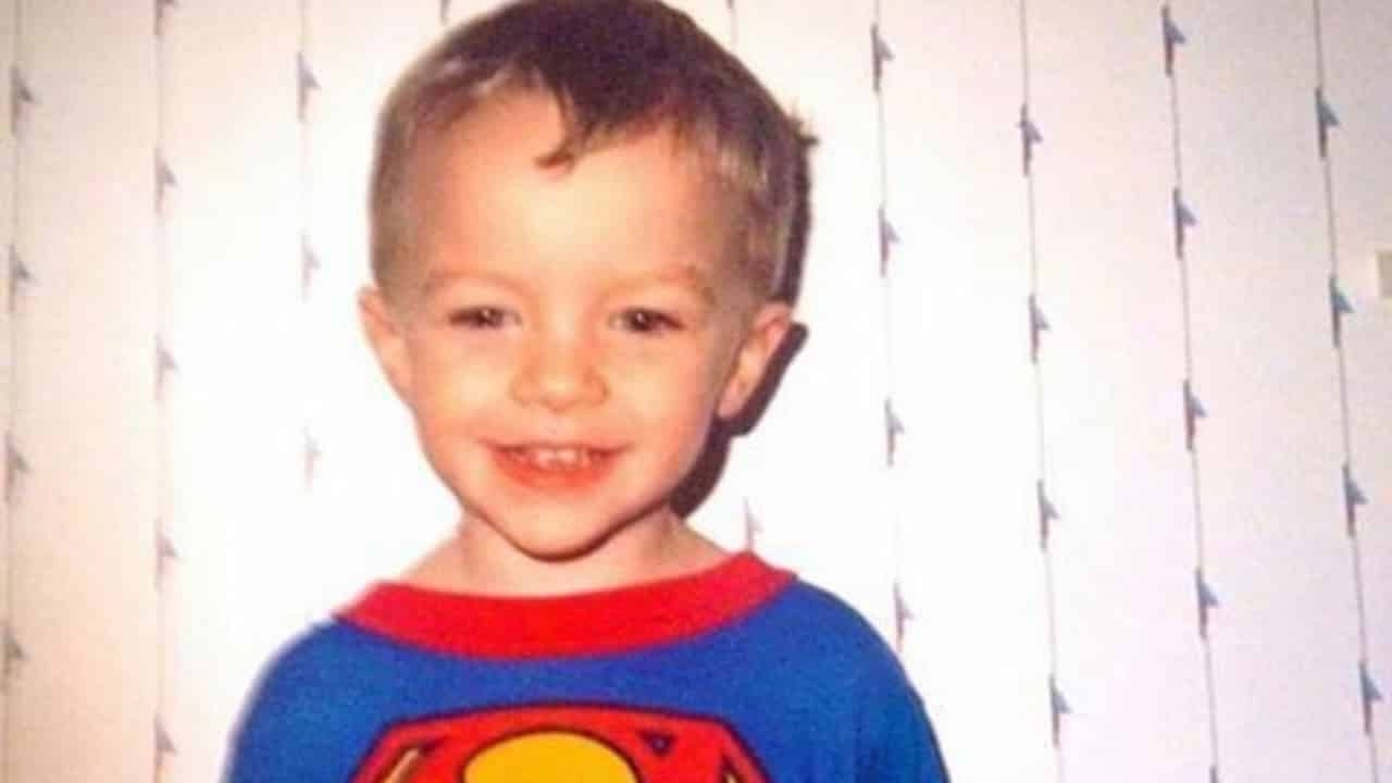 Lo avete riconosciuto? Qui sognava di essere Superman, da grande è diventato il migliore amico di Spider-Man