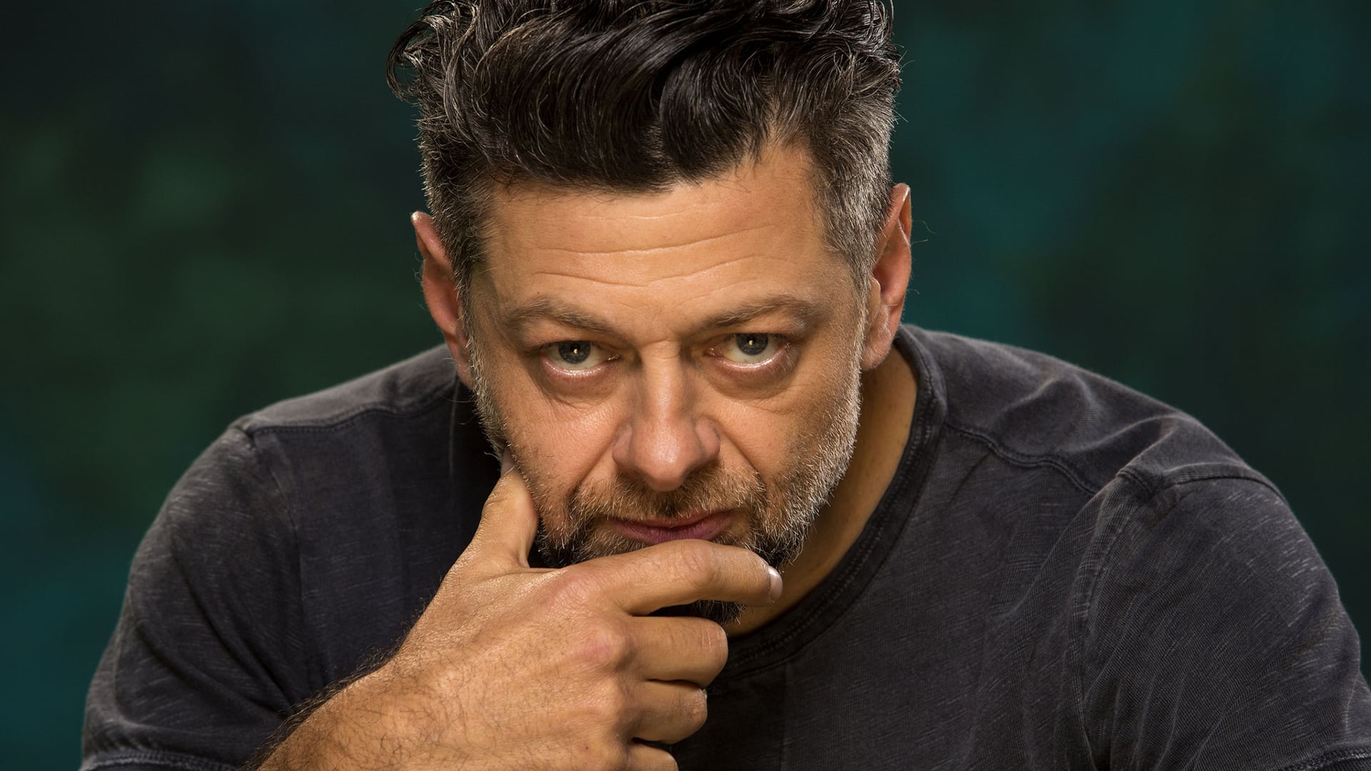 Andy Serkis parla di Alfred in The Batman, suggerendo un passato militare