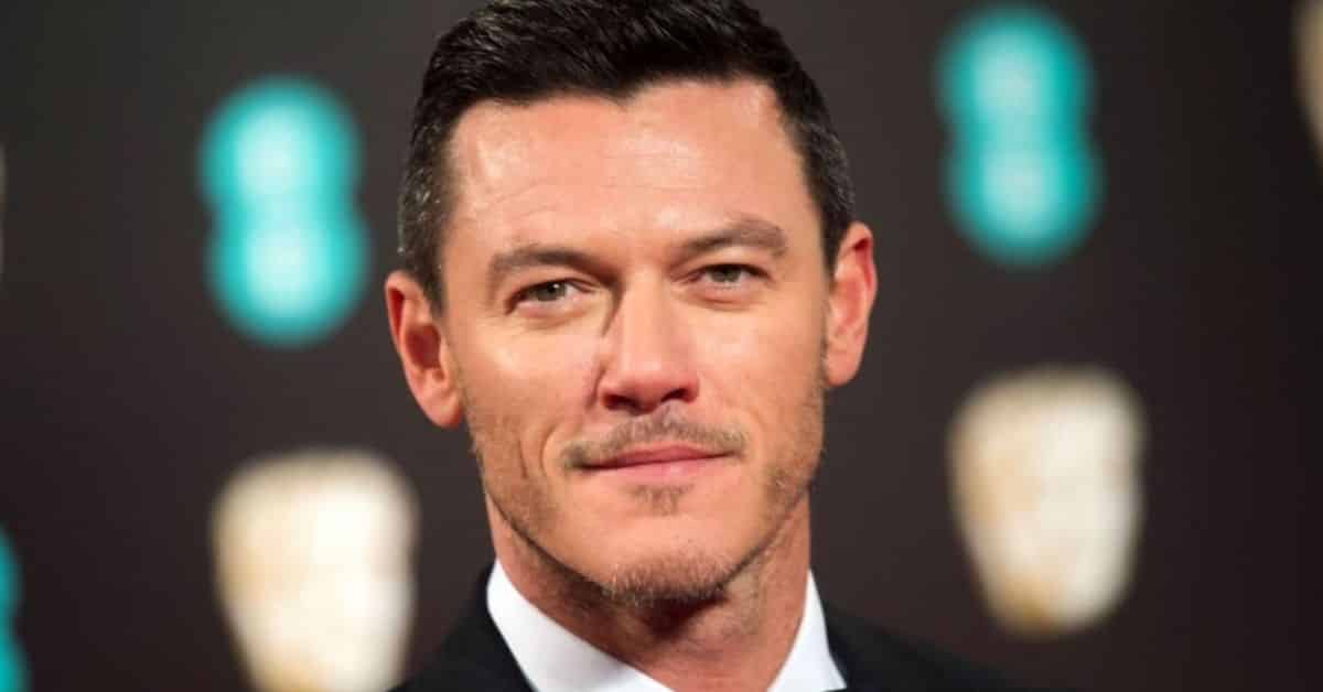 Luke Evans sul suo coming-out: “a scuola mi bullizzavano ma non mi sono mai nascosto. Sono gay e felice”