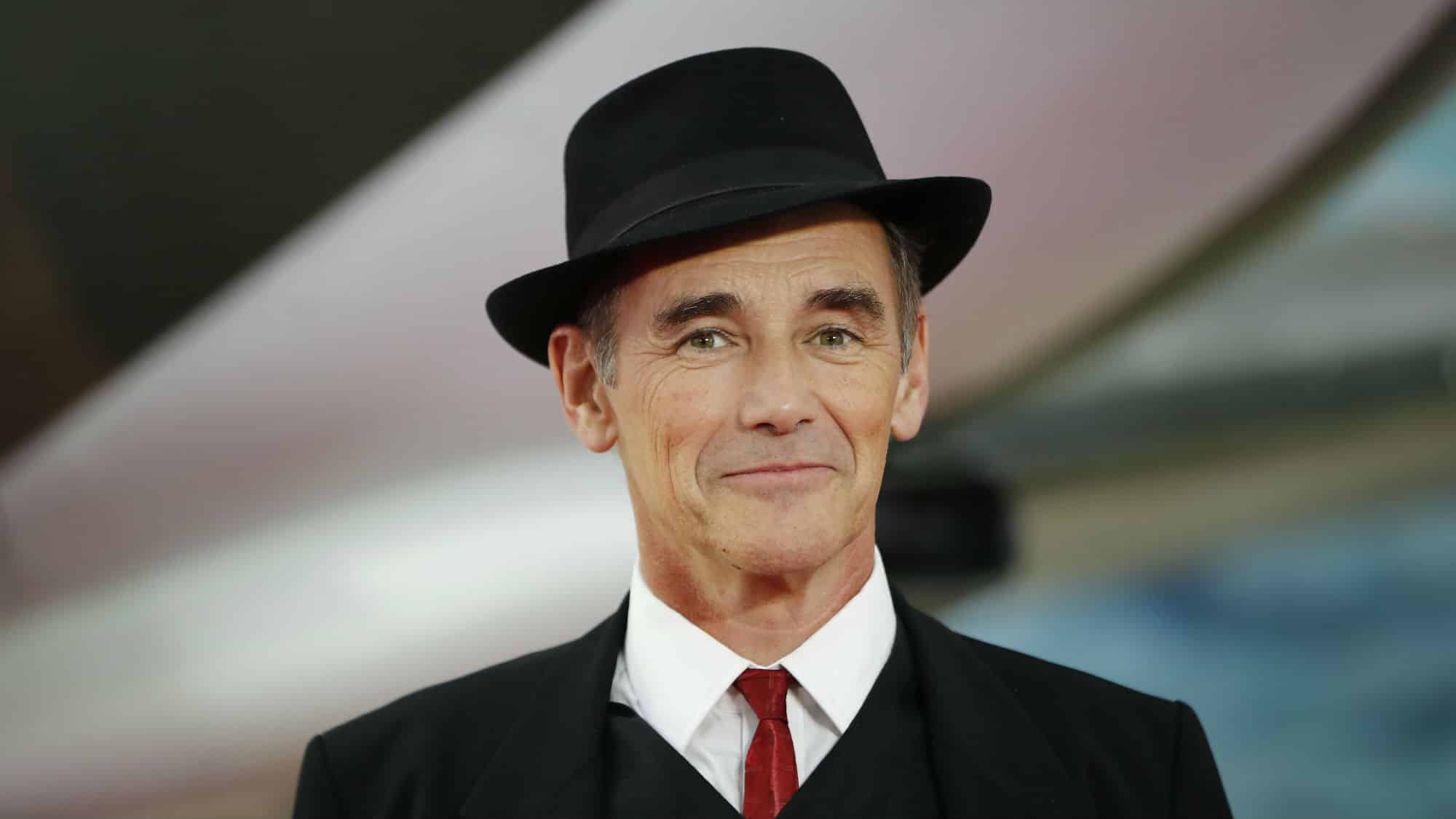 Avete visto la moglie di Mark Rylance? È una compositrice e regista teatrale e nel suo passato c’è un terribile dramma