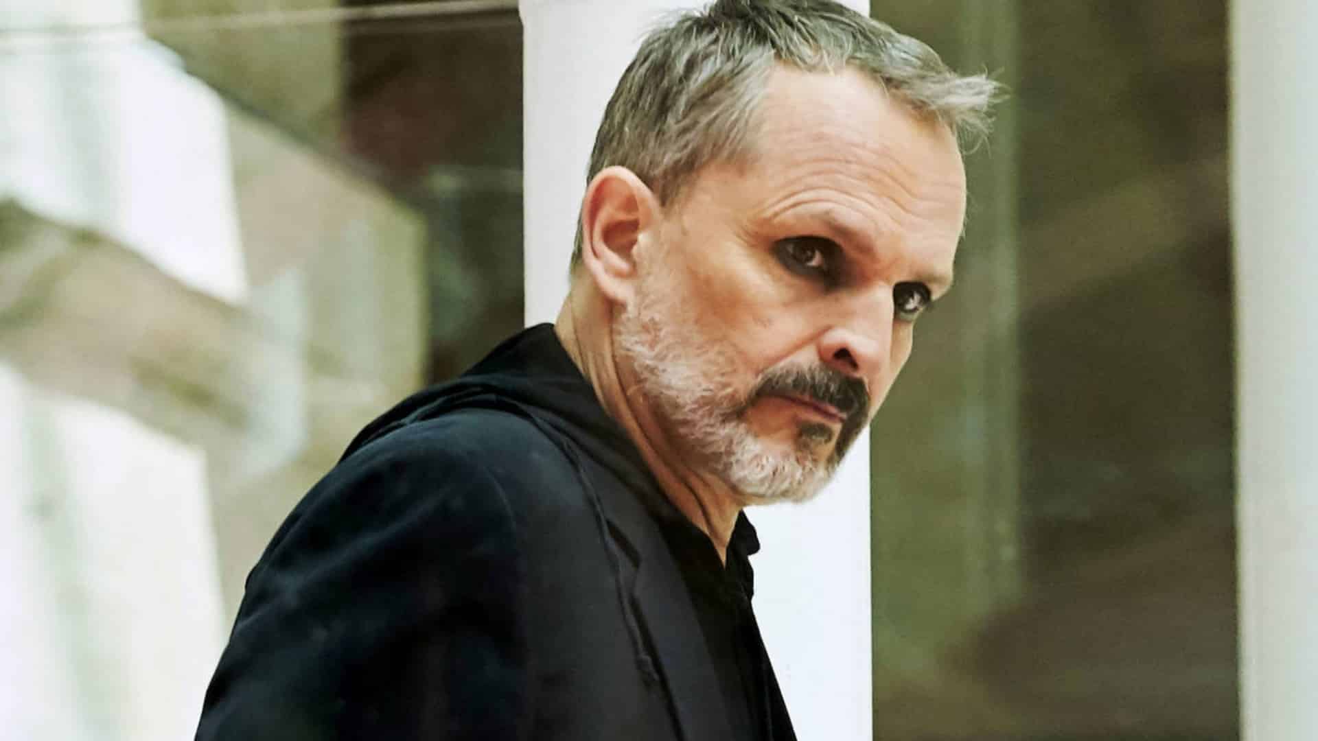 Miguel Bosé e quel traumatico rito di passaggio, imposto dai genitori: “sono stato cucito vivo nella carcassa di un cervo”