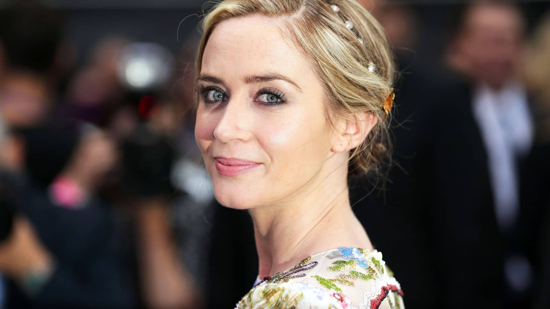 Emily Blunt: “Il mio primo bacio? Avevo 13 anni e fu orribile!” [VIDEO]