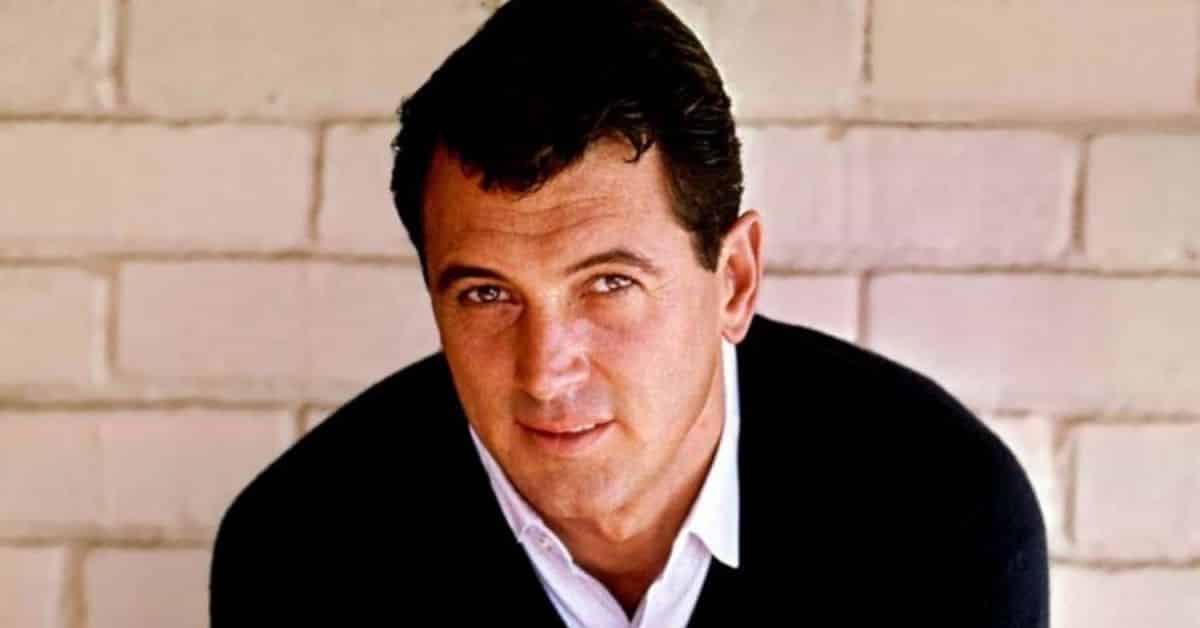 Rock Hudson e la causa della sua morte: la storia del sex symbol omosessuale, primo divo a confessare di essere malato di AIDS