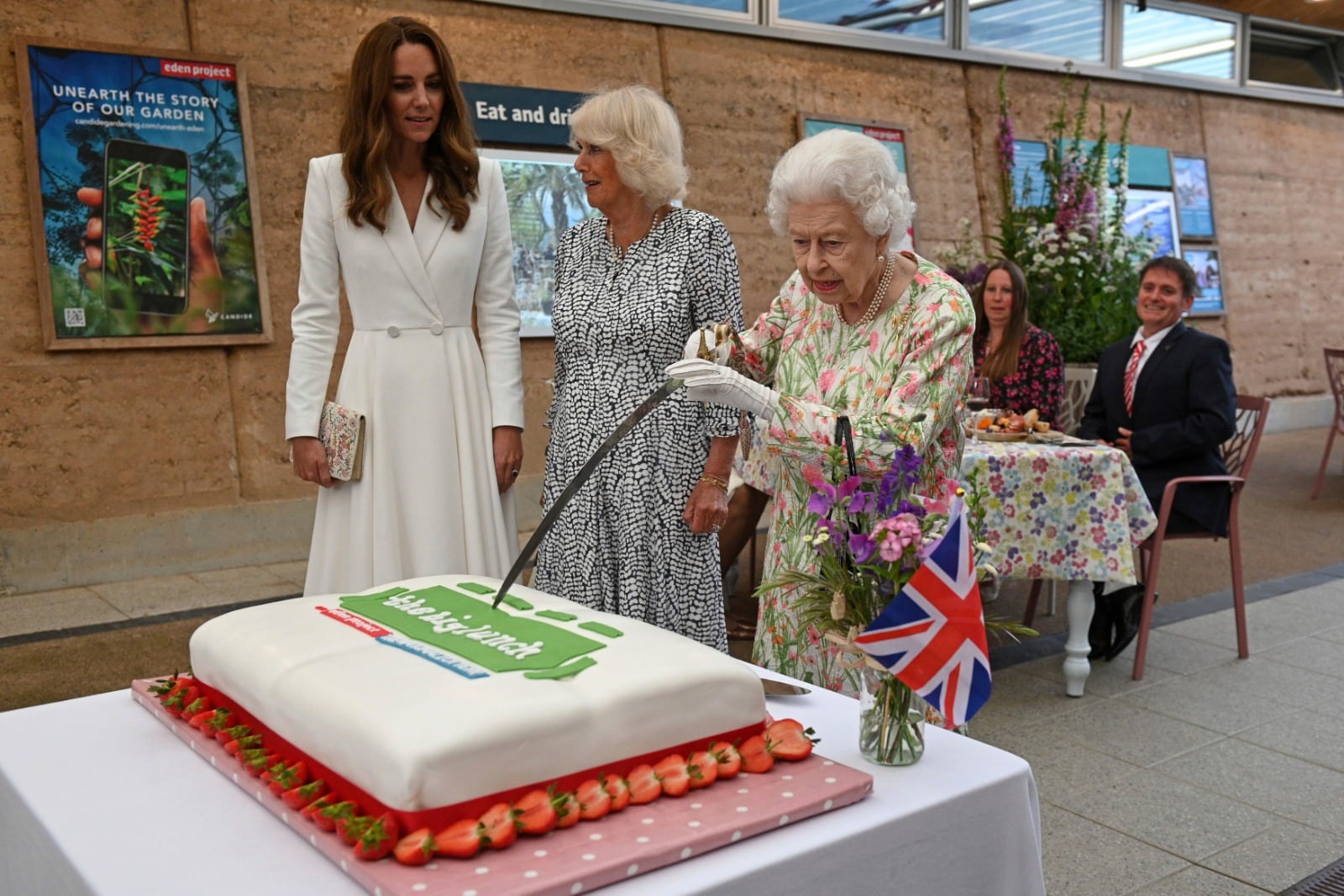 La regina Elisabetta al G7: taglia la torta con una sciabola e fa ridere tutti con una battuta [VIDEO]