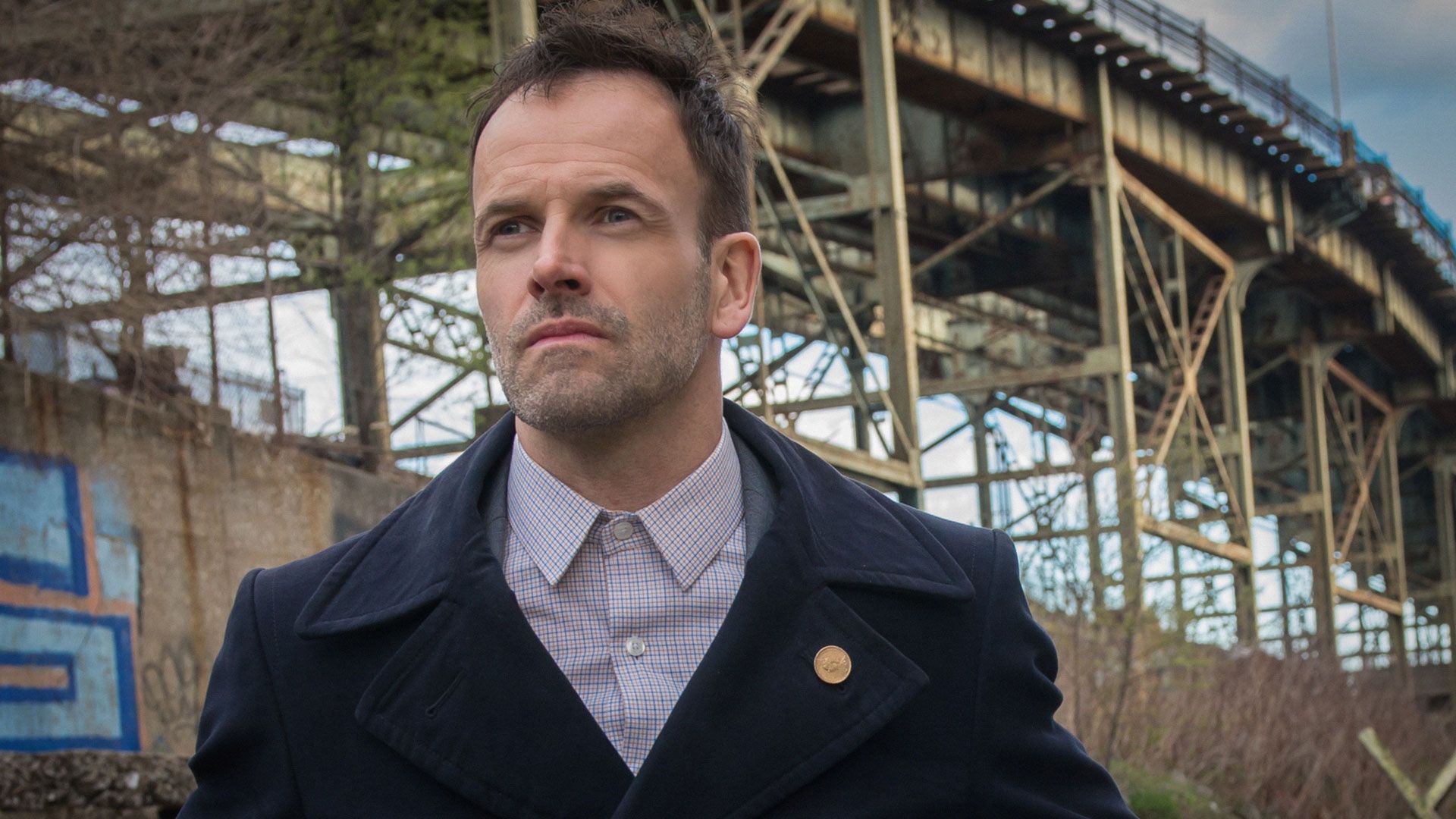 The Crown: Jonny Lee Miller si è unito al cast della quinta stagione