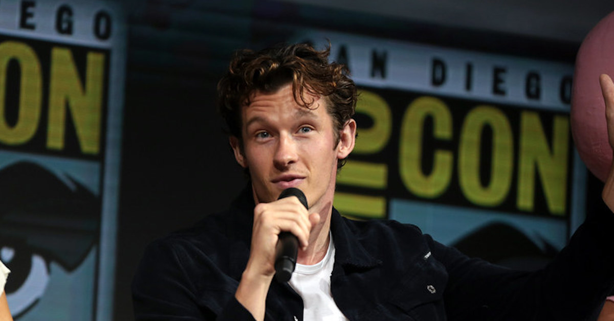 Chi è Callum Turner? Biografia, carriera e vita privata dell’affascinante attore del film Netflix L’ultima lettera d’amore