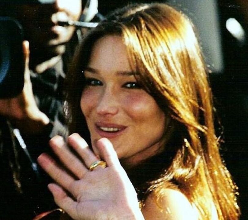 Carla Bruni che sorride