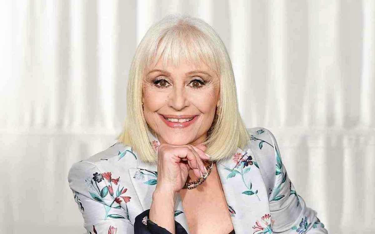 Raffaella Carrà e quell’ultimo tweet che assomigliava a un estremo saluto: “il vostro affetto mi commuove”