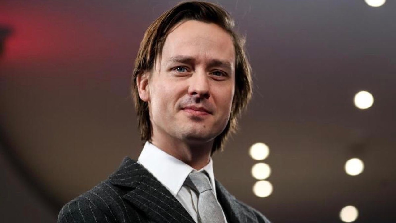 Chi è Tom Schilling? Biografia, carriera e vita privata dell’affascinante attore di Opera senza autore