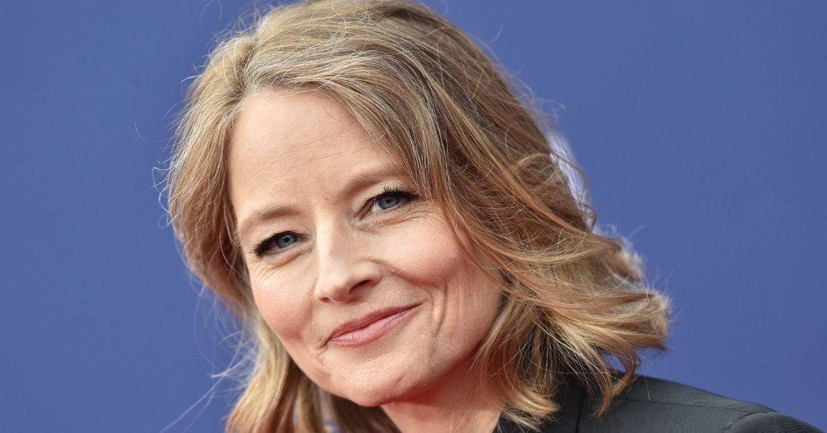 Cannes 2021: Jodie Foster infrange gli stereotipi e si eleva a simbolo del body positive sul red carpet della kermesse [FOTO]