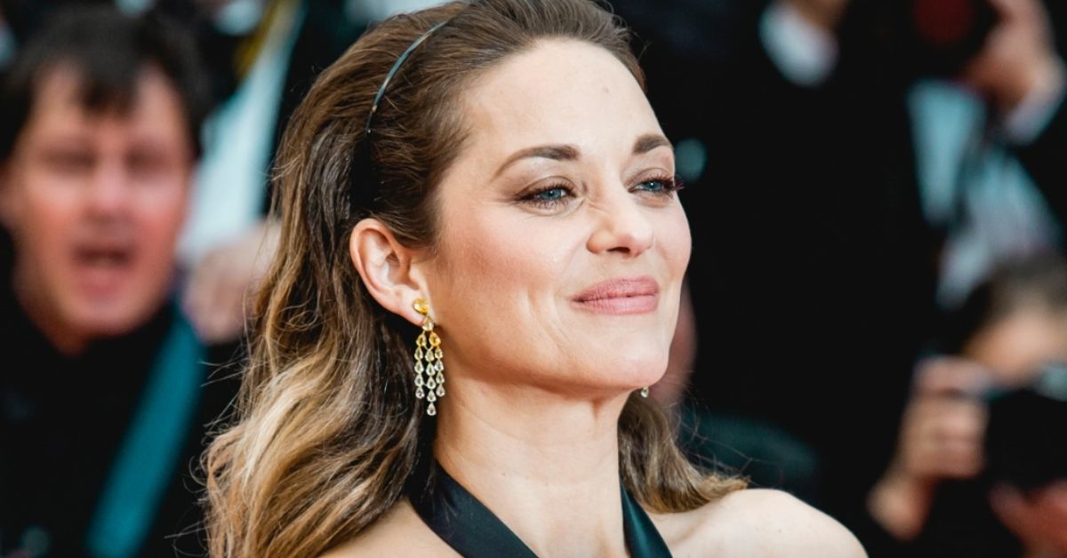 Cannes 2021: Marion Cotillard sovverte le regole del red carpet: il modo in cui si è presentata ai fotografi è sorprendente! [FOTO]