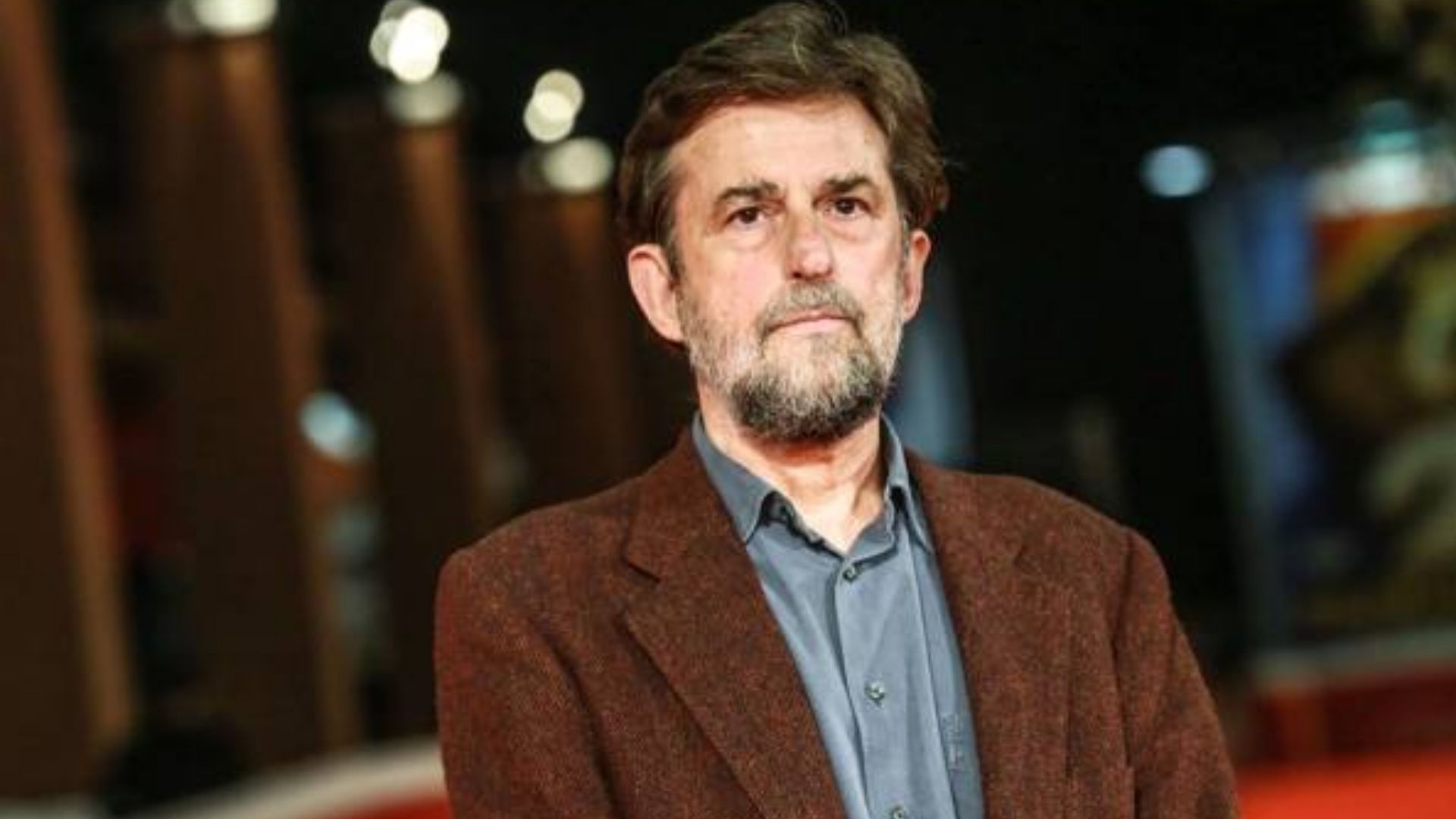 Nanni Moretti torna a mani vuote da Cannes 2021 e invecchia all’improvviso: tutta colpa del film vincitore della Palma d’Oro [FOTO]