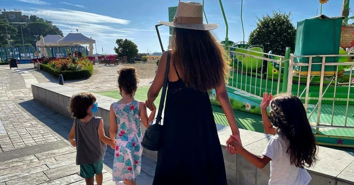 Zoe Saldana in Italia tra tuffi e passeggiate. Dov’è andata in vacanza?