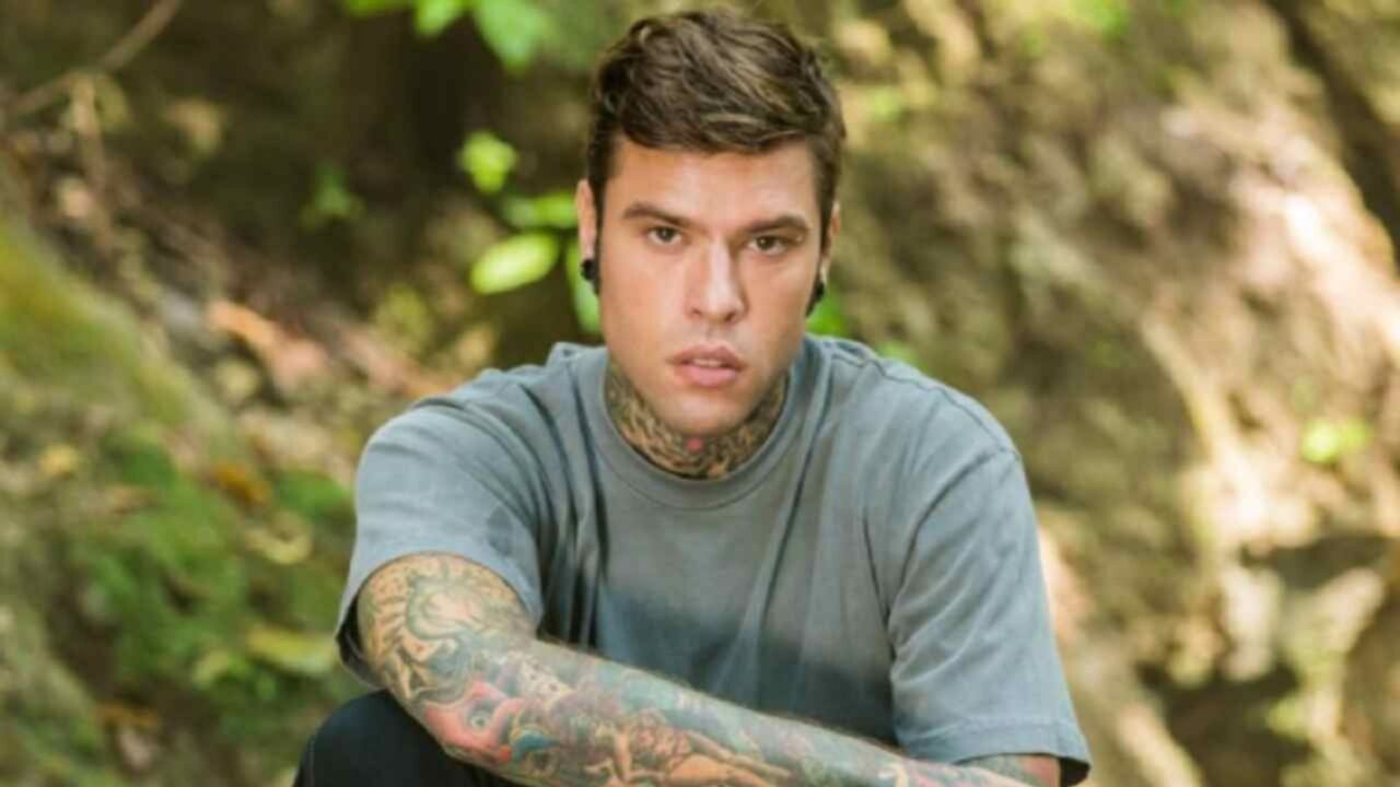 Fedez in lutto. In un post tutto il suo dolore: “per te ero il figlio che non hai mai avuto”