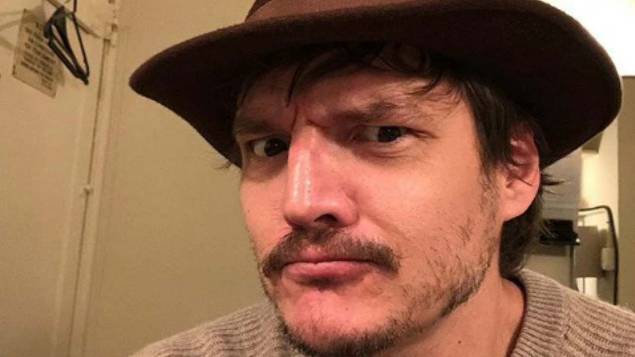 The Last of Us: Pedro Pascal nota una fan sul set della serie TV [VIDEO]