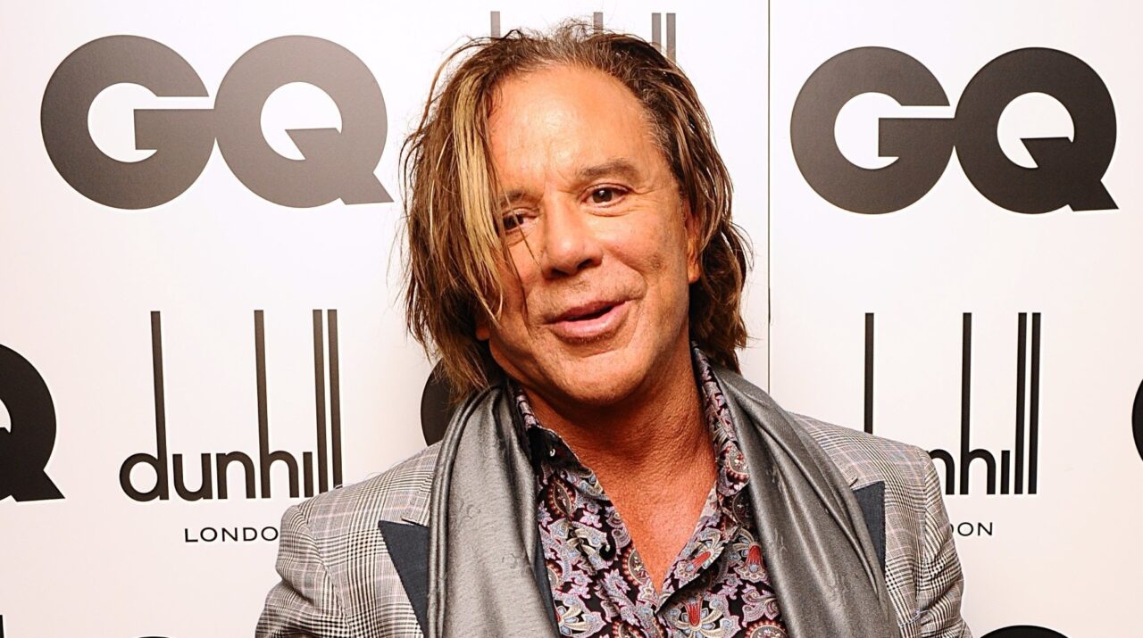 Mickey Rourke sulla guerra in Ucraina: “Basta scuse, Usa e Nato mandino armi”